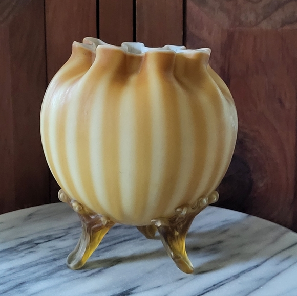 Glowing Green Glass Vase - Picture 5 of 12